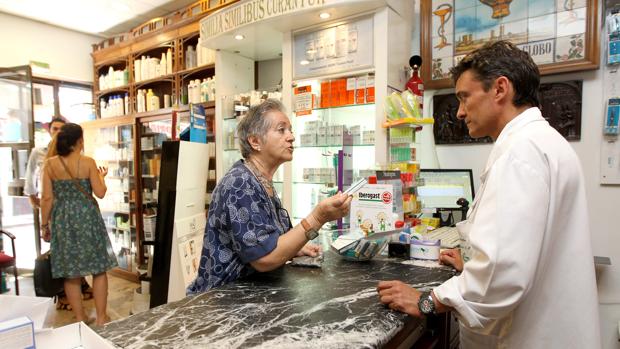 Un farmacéutico atiende a una cliente en Córdoba