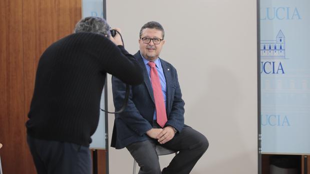 Francisco Serrano, presidente del Grupo Parlamentario de Vox posa para la foto oficial como diputado