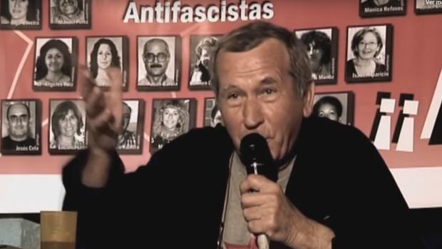 Balmón, en un vídeo de un acto celebrado en 2011; detrás, pancarta con presos del Grapo