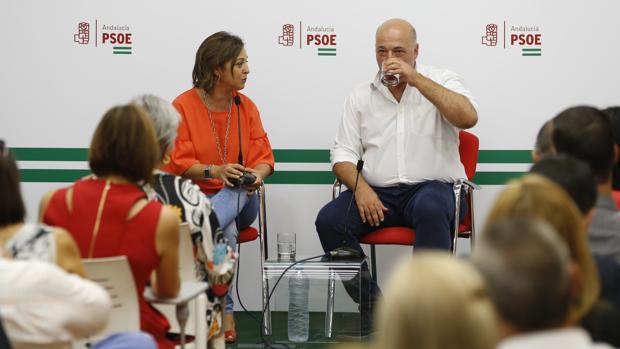 La alcaldesa con el secretario provincial del PSOE, en un acto en la sede de los socialistas en la capital