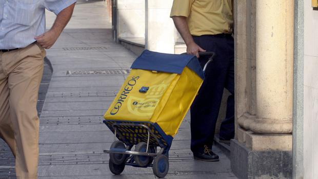 Un trabajador de Correos durante un reparto