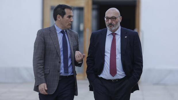 El portavoz parlamentario del PP, José Antonio Nieto (i), conversa con el portavoz de Vox, Alejandro Hernández