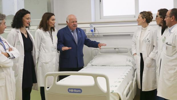 El consejero Jesús Aguirre en una visita al hospital Virgen del Rocío de Sevilla