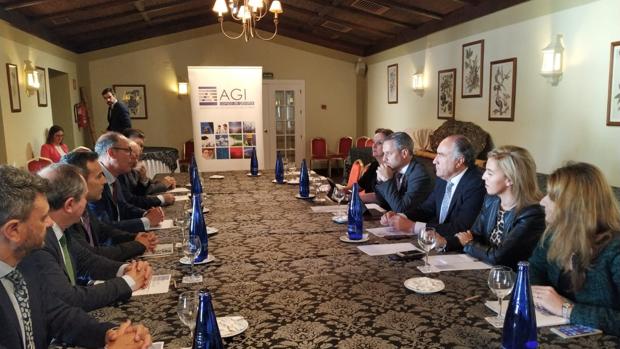 El consejero, junto al alcalde de Algeciras, en la reunión con la junta directiva de la AGI