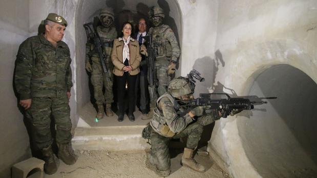 La ministra de Defensa durante su visita a la base de la Legión en Viatór (Almería)