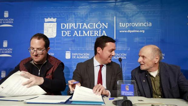 Andrés García Ibáñez, Javier Aureliano García y Antonio López durante la firma del convenio
