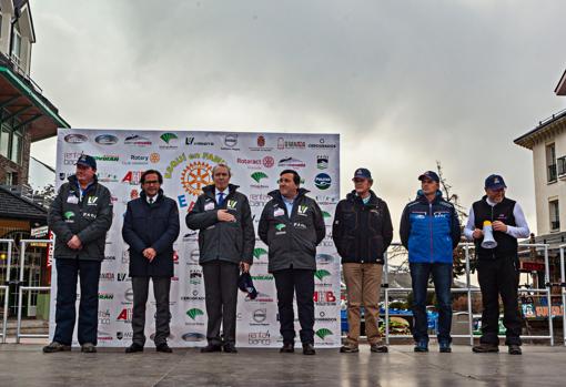 Autoridades y miembros de la organización, durante la presentación en Pradollano.