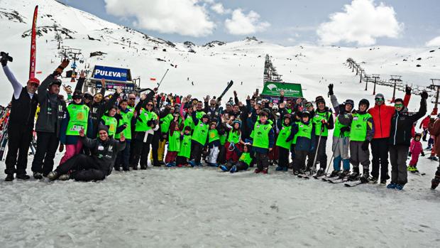 Los participantes disfrutan estos días de la nieve en la estación de esquí de Granada