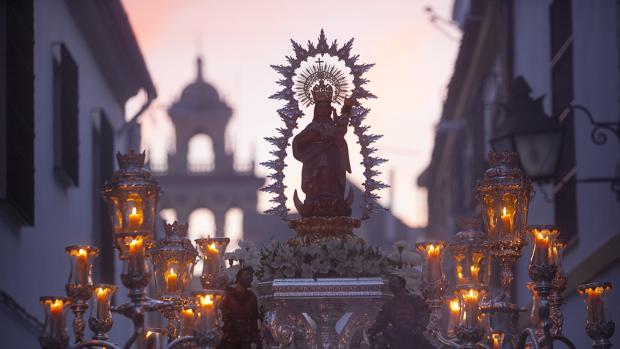 Salida procesional de la Virgen de Villaviciosa de Córdoba por las calles del barrio de San Agustín