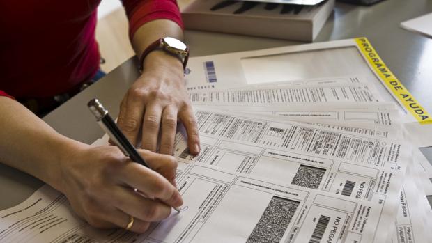 Una contribuyente con su declaración de la renta