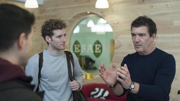 Antonio Banderas conversa con dos de los chicos de las audiciones