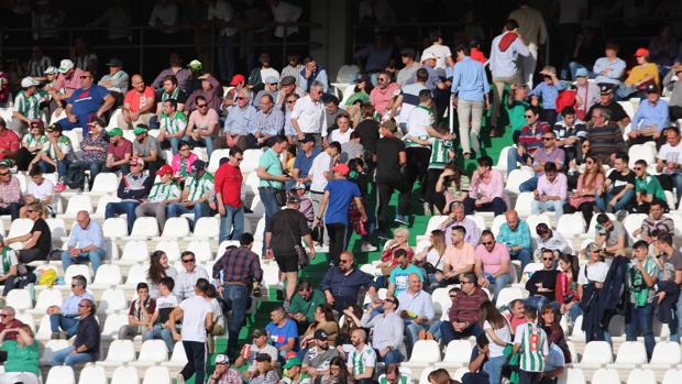 Los seguidores del Córdoba CF abandonan el estadio en el minuto 59 on 0-3 ante el Lugo