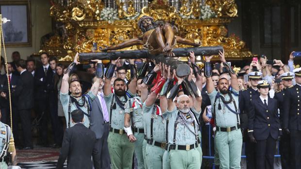 El Cristo de la Buena Muerte antes de entrar en el salón de tronos de la cofradía de Mena