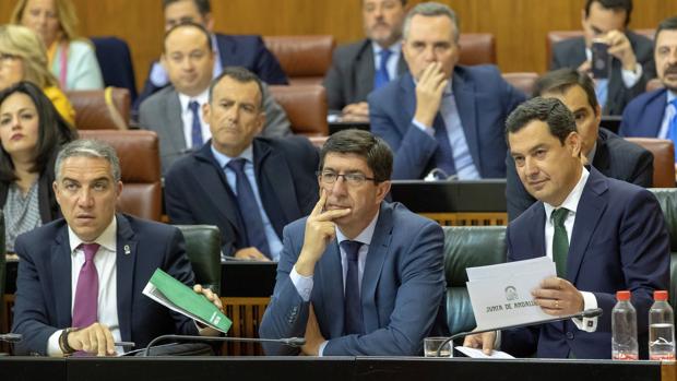 Bendodo, Marín y Moreno en un pleno del Parlamento andaluz