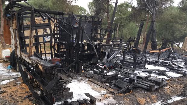 Algunas de las chabolas calcinadas en el asentamiento en Moguer