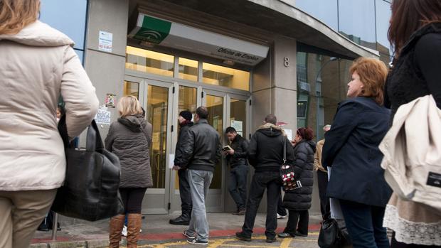 Usuarios a las puertas de una oficina de empleo en Dos Hermanas