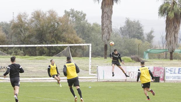 Loureiro golpea de cabeza durante un entrenamiento