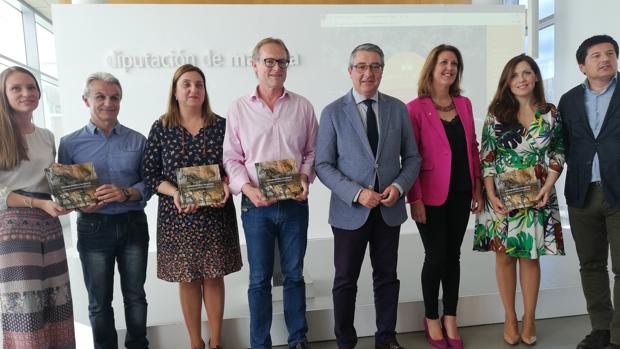 El presidente de la Diputación, Francis Salado (cuarto por la dcha.) junto a representantes de la Junta de Andalucía, de la Diputación y municipios del entorno.