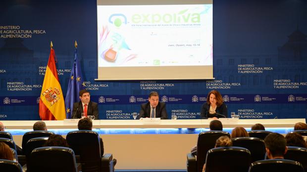 El ministro de Agricultura, Luis Planas, junto a Carmen Crespo y Francisco Reyes, durante la presentación