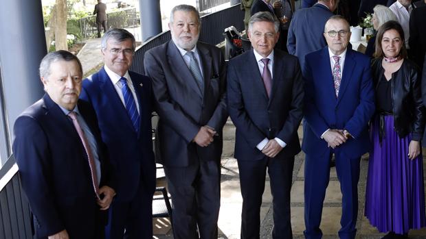 El nuevo comisario, Francisco Jurado, el primero por la izquierda en la despedida de su predecesor, a la derecha