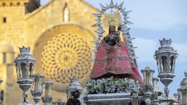 Salida procesional de la Virgen de Villaviciosa de Córdoba desde la parroquia de San Lorenzo