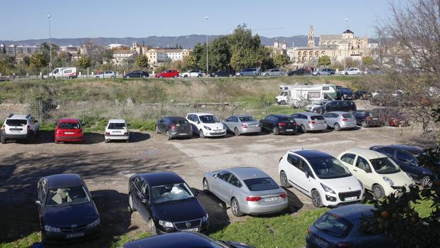 Coches aparcados en solares del Campo de la Verdad