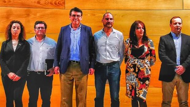 Julio César Jiménez es el cuarto por la izquierda, en la presentación de los candidatos de Vox en Huelva
