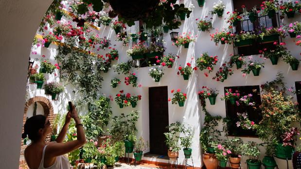 Una turista inmortaliza un patio en una fotografía