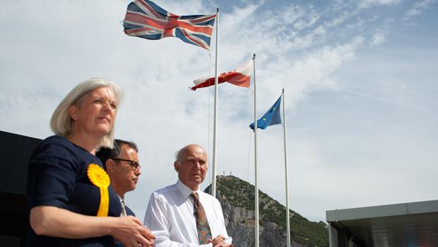 Voaden, García y Cable, en la visita que giraron a la Aduana de Gibraltar