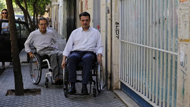 El candidato del PP, José María Bellido, junto al número 13 de su candidatura, Manuel Castaño