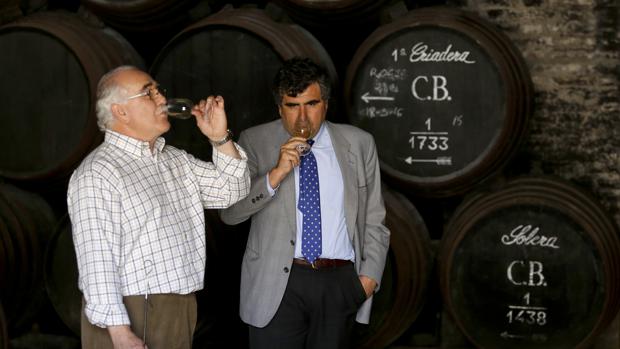 Uno de los responsables de Bodegas Alvear catando un vino junto un grupo de soleras