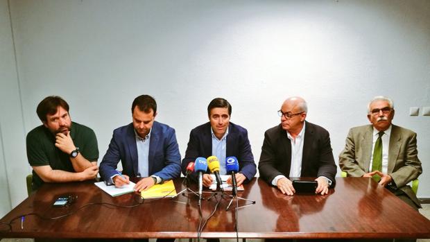 Representantes de las organizaciones del sector del aceite de oliva que han convocado la concentración
