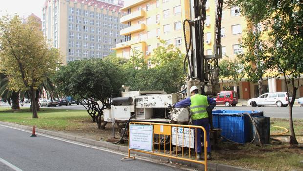 Un obrero hace tareas previas para el diseño de la Línea 2 del Metro de Sevilla