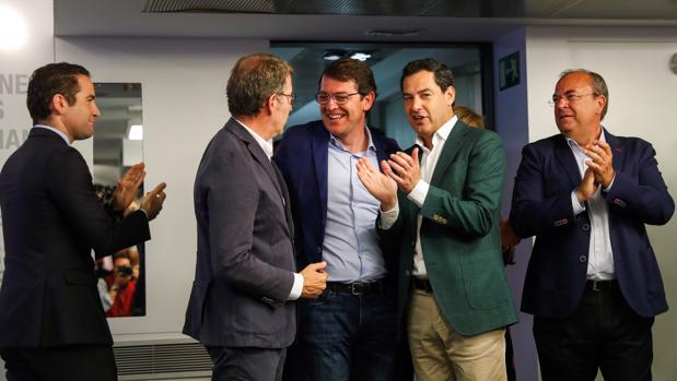 Juanma Moreno charla el lunes 27 con Alfonso Fernández Mañueco (Castilla y León) y Alberto Núñez Feijóo (Galicia) en el Comité Nacional del PP