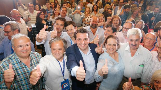 Bellido y parte de su equipo, tras conocerse los resultados electorales