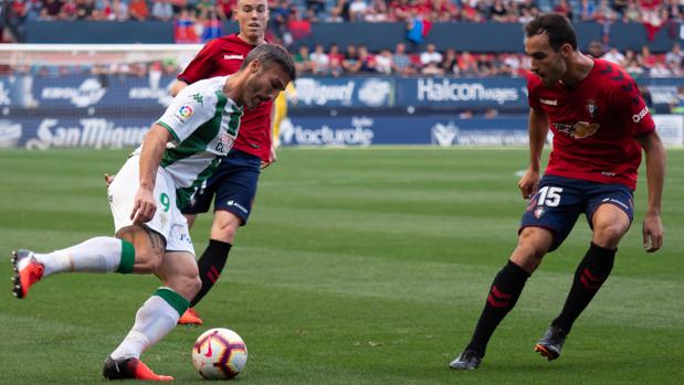Piovaccari conduce el esférico ante un rival de Osasuna