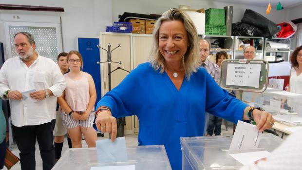 Isabel Albás deposita su voto
