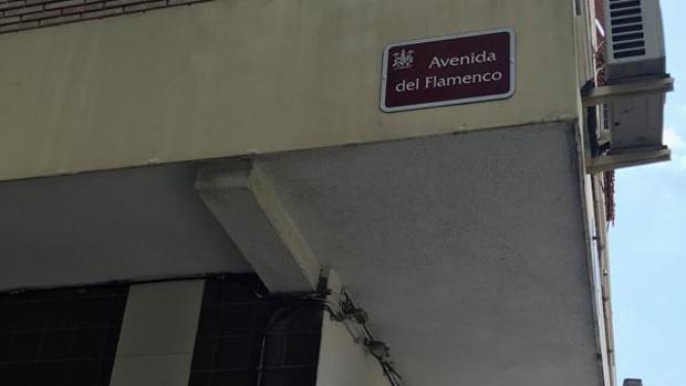 Detalle de la placa con el nombre de avendia del Flamenco que luce desde hoy Vallellano