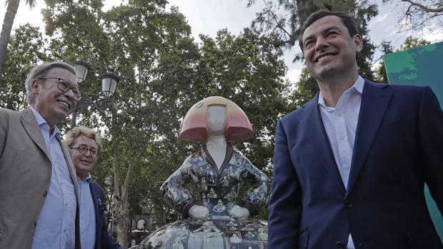 El presidente de la Junta, Juanma Moreno, junto a los diseñadores Victorio y Lucchino el miércoles 5 en Sevilla