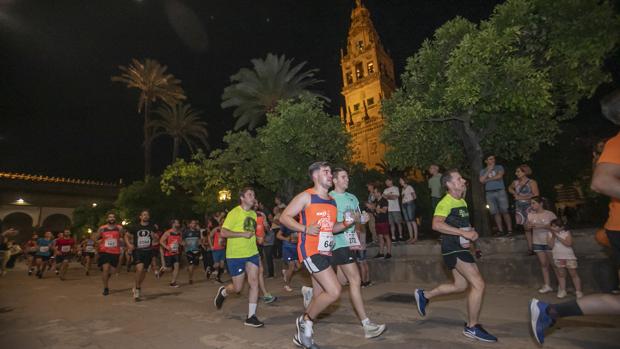 Centenares de corredores pasan por el Patio de los Naranjos en la Noctura Trotacalles de Córdoba