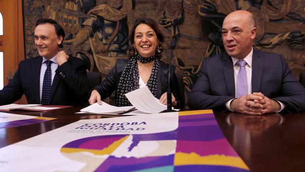 La alcaldesa, Isabel Ambrosio, y el presdiente de Diputación, Antonio Ruiz, en una rueda de prensa