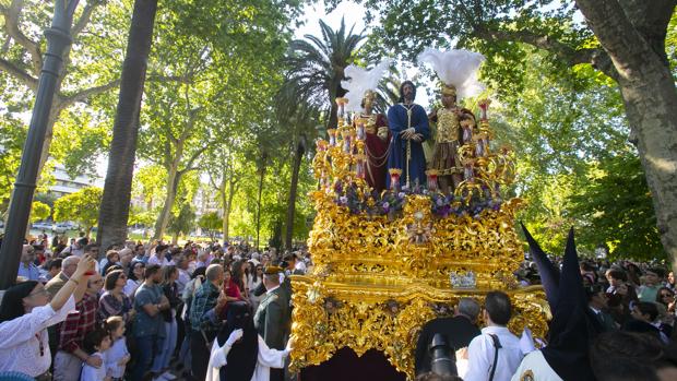 El Señor de la Redención avanza por los Jardines de los Patos en la Semana Santa de Córdoba 2019