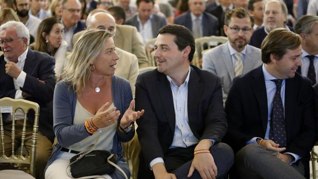 Isabel Albás y José María Bellido hablan en un acto en el Círculo