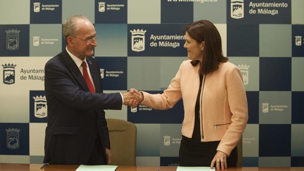 Francisco de la Torre (PP) y Noelia Losada (Cs) tras rubricar su pacto de gobierno