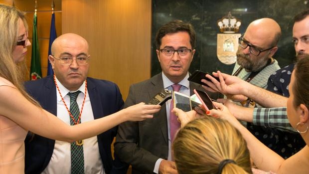Juan José Bonilla (VOX) y Francisco Góngora (PP) durante la atención a medios hoy en El Ejido.