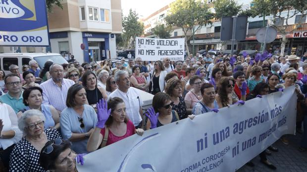 Concentración en Valdeolleros por la muerte de Ana Lucia da Silva