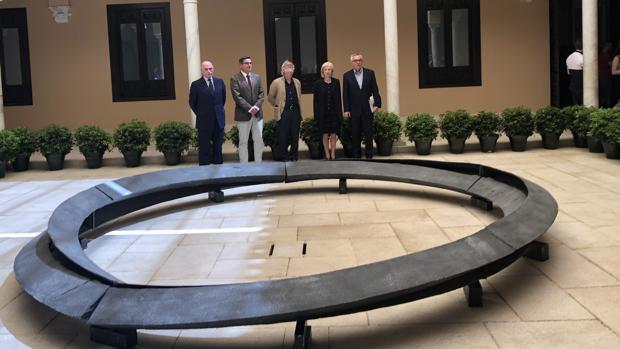 El presidente del consejo del Museo Picasso, Bernard Ruiz-Picasso, el viceconsejero andaluz de Cultura, Alejandro Romero, el comisario de la muestra, Eugene Blume, la galerista Angeles Westwater y el director del Museo Picasso de Málaga, José Lebrero, en una de las obras en el patio del Palacio Buenavista