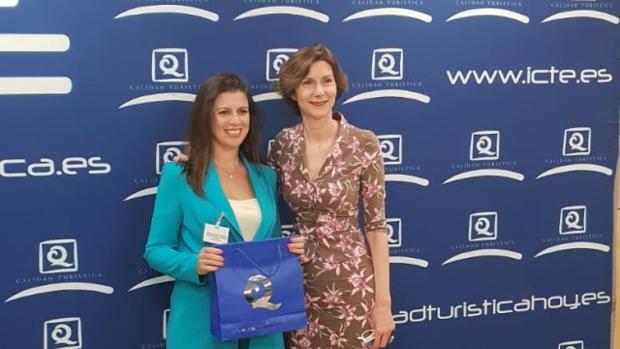 Cristina Medina, concejala de Turismo del Ayto. de Almonte con la bandera Q de calidad
