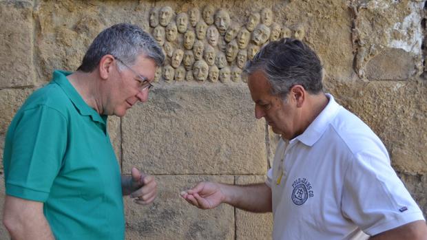 El gerente de Urbanismo y el edil de Urbanismo, hoy delante de las caras colocadas en la puerta de Almodóvar