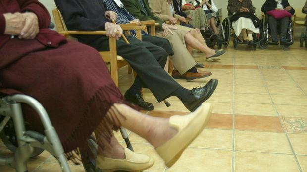 Usuarios de una residencia de mayores haciendo ejercicios